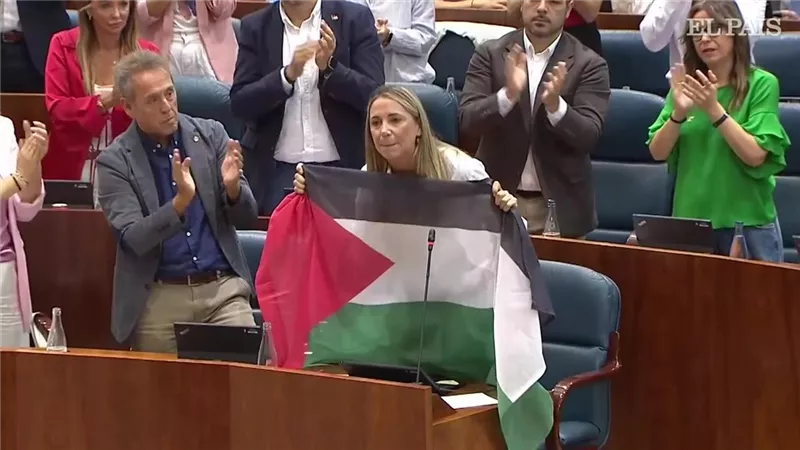 نائبة إسبانية ترفع العلم الفلسطيني داخل البرلمان: ألوانه تحمل رسائل إنسانية