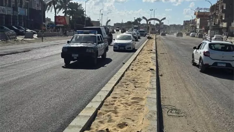 بدء أعمال الرصف بالأسفلت بمشروع تطوير طريق دمياط الجديدة- الميناء