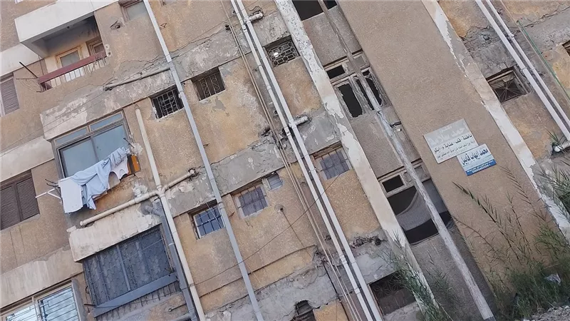 أهالي الزرقا يستغيثون من عمارات آيلة للسقوط بكوبري البخاري ويطالبون بتدخل عاجل