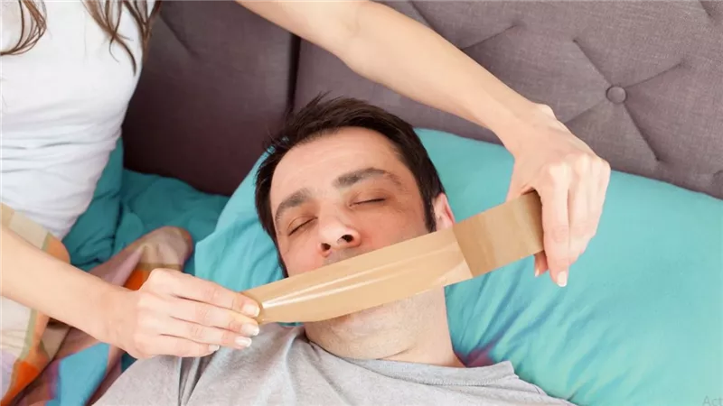 تتحدث أثناء نومك! السبب الذي يجعلك تفعل هذا وطرق العلاج 