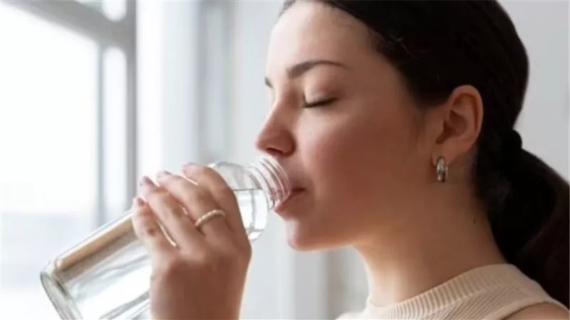 أفضل وقت لشرب الماء.. قبل ،أثناء، أم بعد الوجبات؟ 