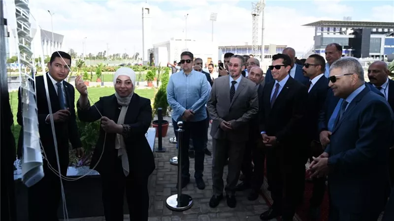 وزير الرياضة ورئيس هيئة قناة السويس يفتتحان صالة البطلة الأولمبية 