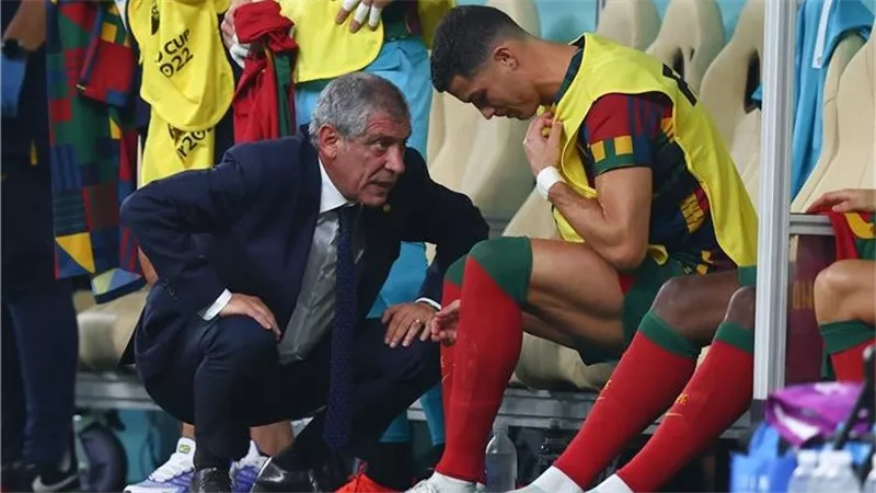 مصدر في الأهلي: سانتوس وفيتوريا خارج حسابات النادي لتدريب الفريق 