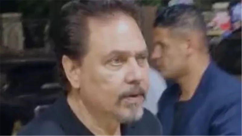 محمد رياض يحضر عزاء شقيقة أحمد صيام في مسجد الحامدية الشاذلية