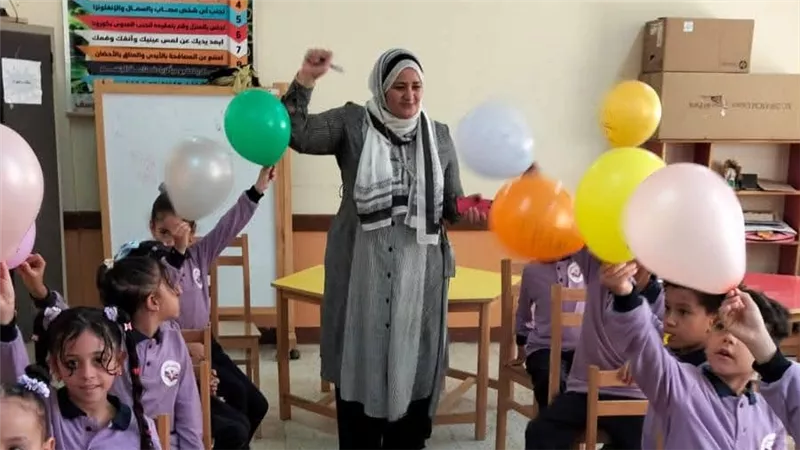 نكتب أحلامنا لنحلق بها.. مدرسة ابتدائية تنفذ خطة للتربية النفسية بقنا | صور