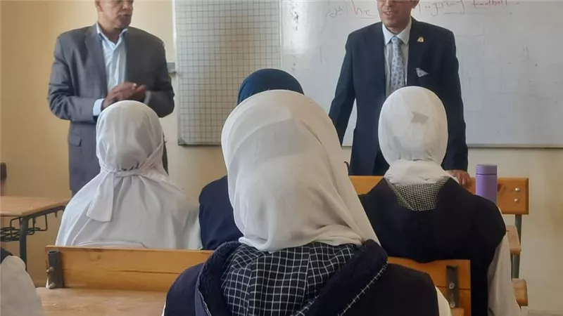 وكيل تعليم نجع حمادي يشرح مزايا «البكالوريا المصرية» لطلاب المدرسة 