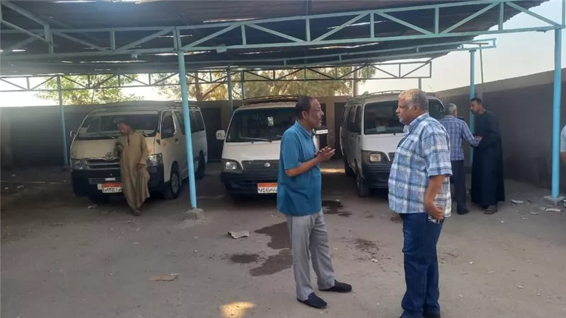 رئيس محلية قوص يتفقد الحاله العامه لمجمع المواقف في ثاني أيام الدراسة بقنا 