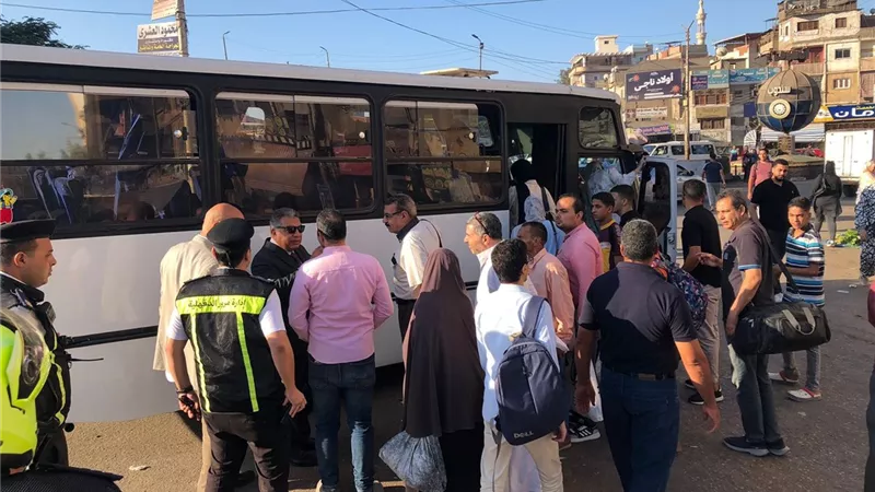  محافظ الدقهلية خلال تفقده موقف سندوب صباح اليوم: لن أسمح بتقسيم الخطوط 