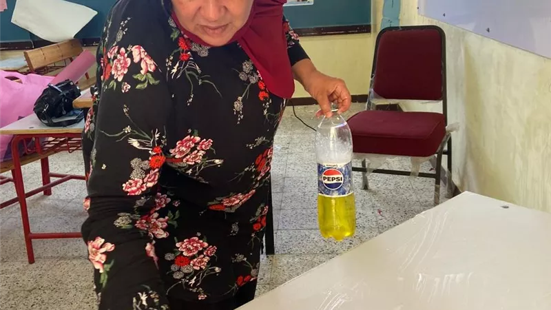 غسلتها بالصابون.. مديرة مدرسة بالمنوفية تنظف الديسكات للطلاب: بنضف لولادي