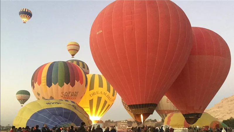 الطيران المدني تلغي رحلات البالون الطائر بالأقصر بسبب قوة الرياح 