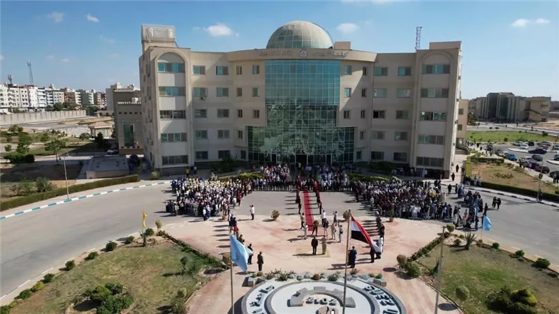 جامعة السويس تستقبل عامها الجديد بتحية العلم ورسائل دعم للطلاب