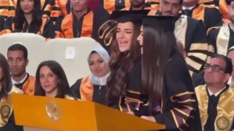 ملك وليلى أحمد زاهر تحتفلان بتخرجهما من الجامعة|صور
