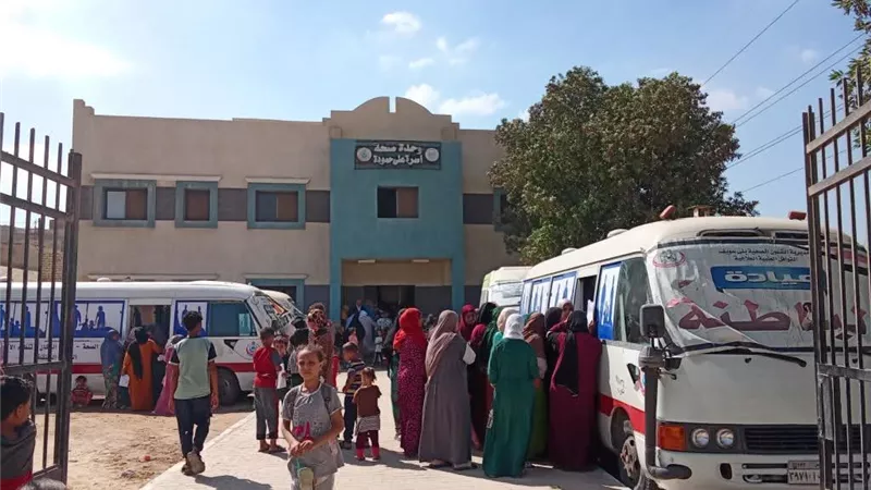 3528 خدمة طبية ضمن قافلة «حياة كريمة» بمركز ناصر شرق النيل