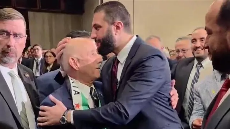 لقطة عفوية بين «الشرع» وأحد المواطنين السوريين في أمريكا تثير تفاعلًا 