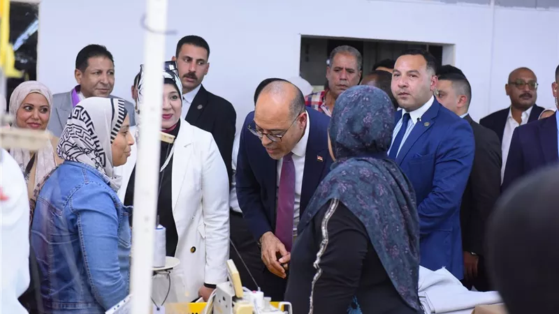 وزير العمل يختتم جولته في السويس بزيارة شركة بلازا لصناعة الملابس الجاهزة