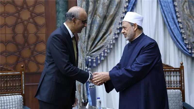 شيخ الأزهر يستقبل رئيس سنغافورة ويتفقان على مواصلة الضغط لوقف العدوان على غزة