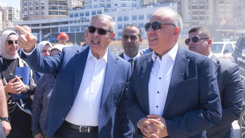 وزير الري ومحافظ الإسكندرية يتفقدان مشروع حماية الشواطيء 