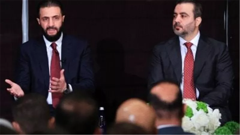 لقطة لافتة لأحمد الشرع تشعل تفاعلا: طلب كرسيا مماثلا لوزير خارجية سوريا