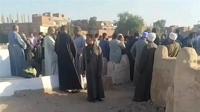 وفاة احد ضحايا حادث انقلاب ميكروباص في الطريق الصحراوي بعد أداء واحب العزاء  