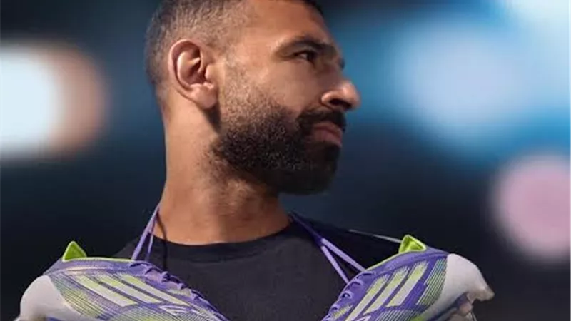 أديداس تحتفي بلاعبيها في سباق الكرة الذهبية.. ومحمد صلاح يتصدر