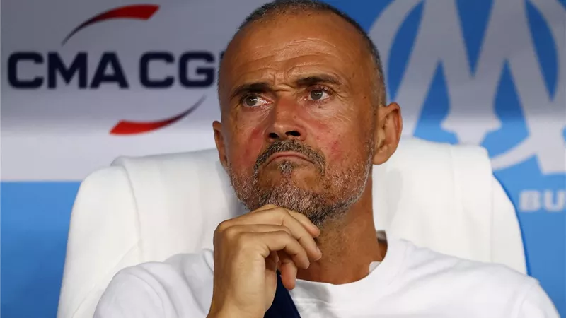 لويس إنريكي يتوج بجائزة يوهان كرويف 2025 كأفضل مدرب في العالم