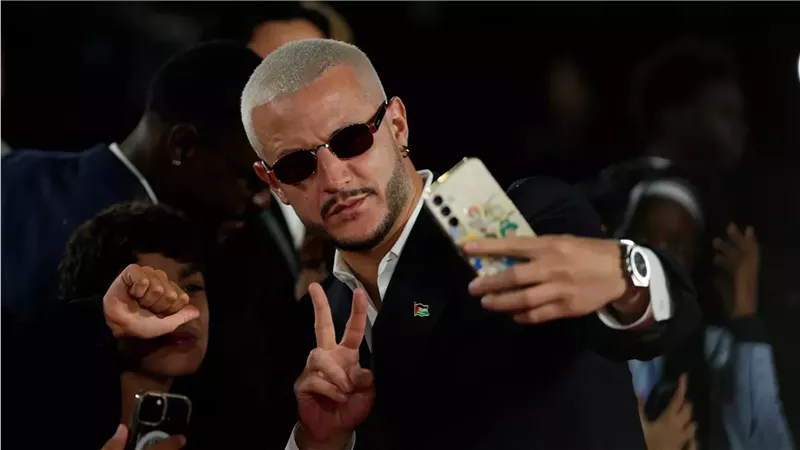 المغني الفرنسي الجزائري دي جي سنيك يضع علم فلسـ ــطين في حفل البالون دور