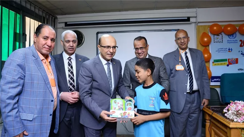 بتوزيع الهدايا.. مستشفى الأطفال بجامعة أسيوط يحتفل باليوم العالمي للطفل