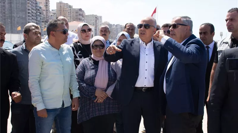 وزير الري يتفقد أعمال حماية الشواطيء بمحافظة الإسكندرية