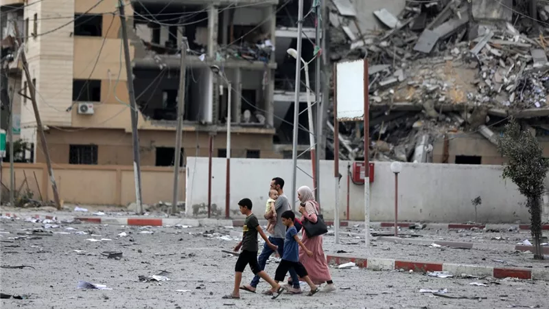 الاحتلال الإسرائيلي يحوّل منزلين في غزة إلى ثكنات عسكرية بعد اقتحامهما