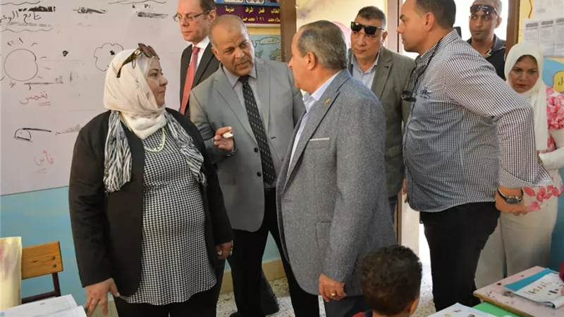 محافظ بورسعيد يوجّه بإزالة سوق عشوائي بمحيط إحدى المدارس