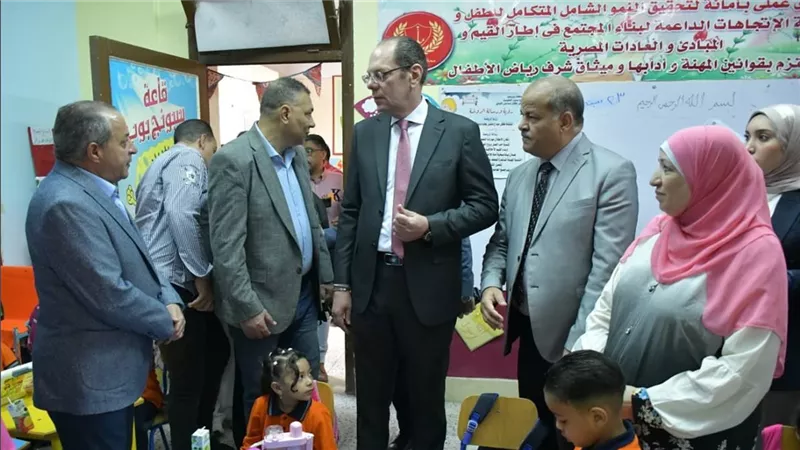 محافظ بورسعيد :50 حقيبة مدرسية و100 مروحة كهربائية لعدد من المدارس