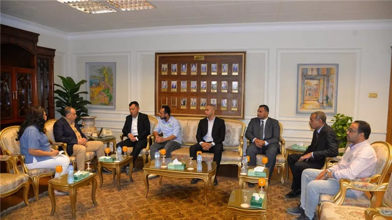 محافظ أسيوط يستقبل وفد شركة صينية ويطلق المرحلة الأولى لمسابقة أفضل طبيب بيطري