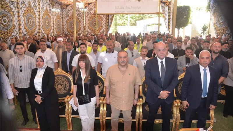 محافظ أسيوط يسلم 60 منزلاً مؤهلاً و27 رأس ماشية و10 مشروعات متناهية الصغر 