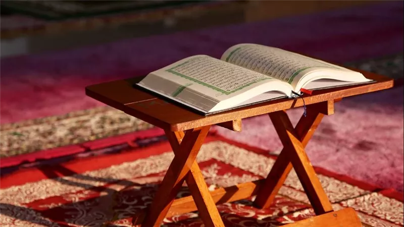 هل حفظ القرآن الكريم فرض على كل مسلم .. وثواب حافظه؟