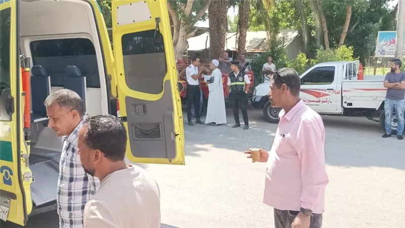 تركوها تنزف على الرصيف.. لحظة نقل سيدة الموقف بقنا وأبناءها للمستشفى العام