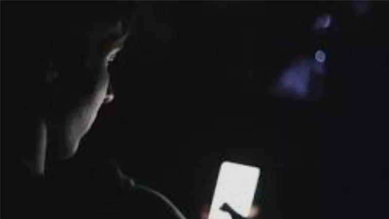 هل أنت مدمن على السهر بالهاتف؟ دراسة علمية تفضح النتائج