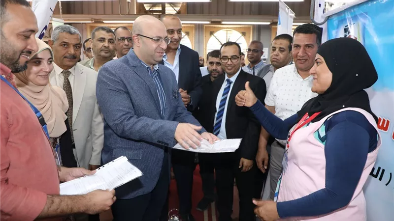 محافظ بني سويف يُدشّن أول وحدة إنتاجية من الصُمّ والبُكم داخل مصنع ملابس 