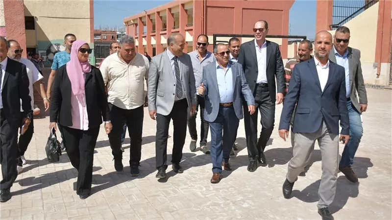 محافظ بورسعيد :يوجه بصرف مكافأة 10الاف جنيها لمدرسة قرية الفتح للتعليم الأساسي
