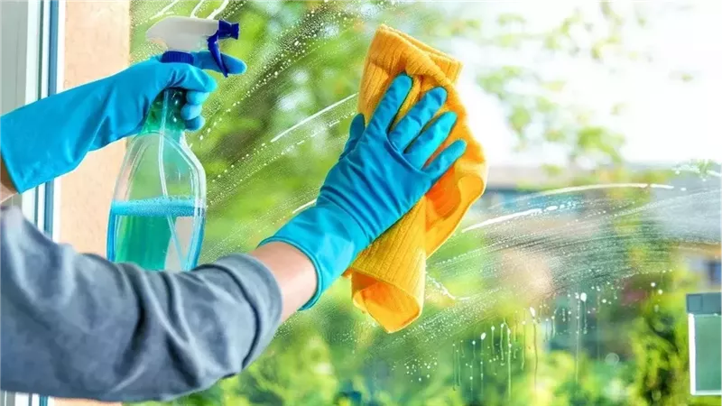 تنظيف زجاج النوافذ بفعالية: خطوات سهلة للحصول على زجاج لامع