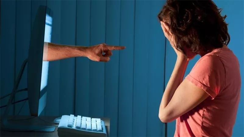 الحبس والغرامة.. تعرف على عقوبة الابتزاز الإلكتروني وانتهاك الخصوصية
