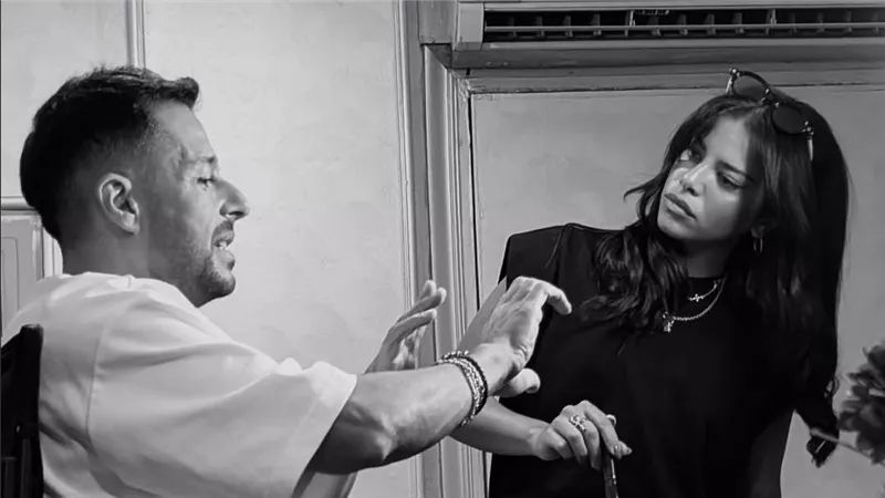 العناية بالرجال.. خبيرة التجميل تضع لمساتها لمحمد حماقي