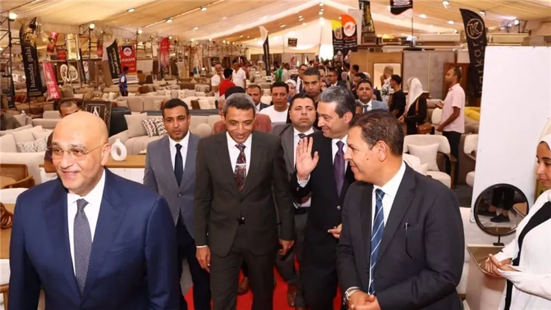 محافظا دمياط والسويس ورئيس جهاز تنمية المشروعات يفتتحون معرض 