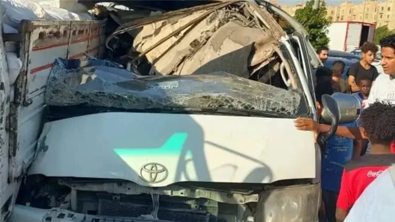 نجاة سائق ميكروباص في حادث مروع بطريق الواحات أمام نادي أبناء الجيزة