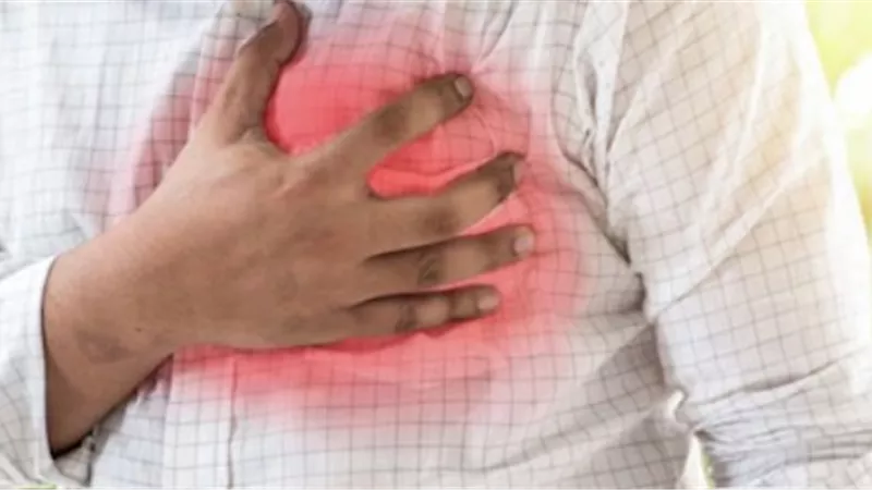 ألم ظهر أم حموضة؟ علامات خفية لنوبة قلبية صامتة قد تتجاهلها