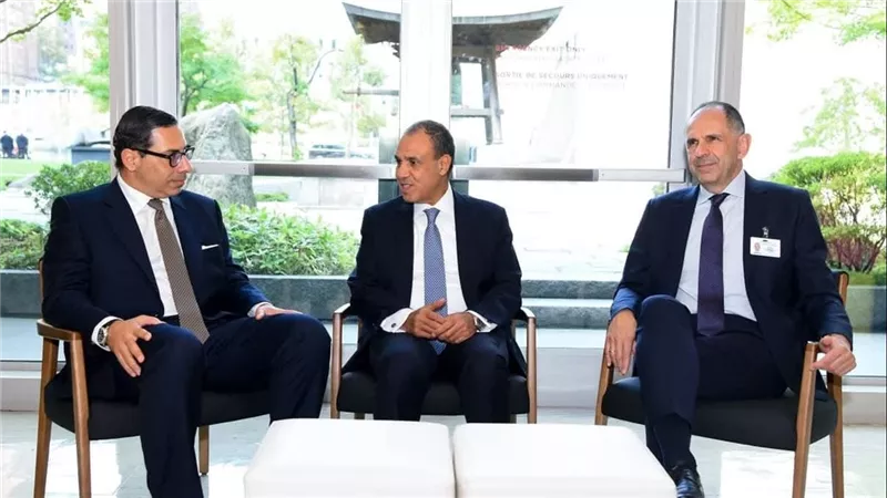 وزير الخارجية يعقد اجتماعاً ثلاثياً مع نظيريه اليوناني والقبرصي لتعزيز التعاون
