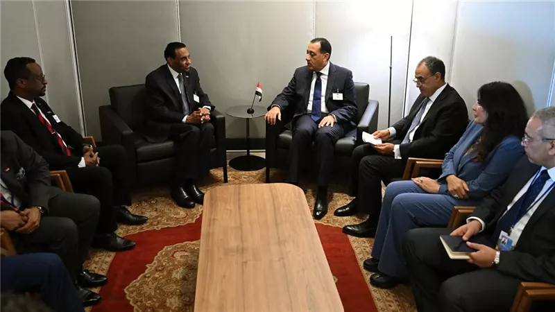 رئيس الوزراء يلتقي نظيره السوداني لبحث دعم الاستقرار وإعادة إعمار السودان