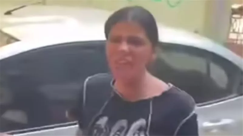 «مش هاممني حد».. ضبط طالبتين بعد فيديو السبّ أمام مدرسة بمصر القديمة