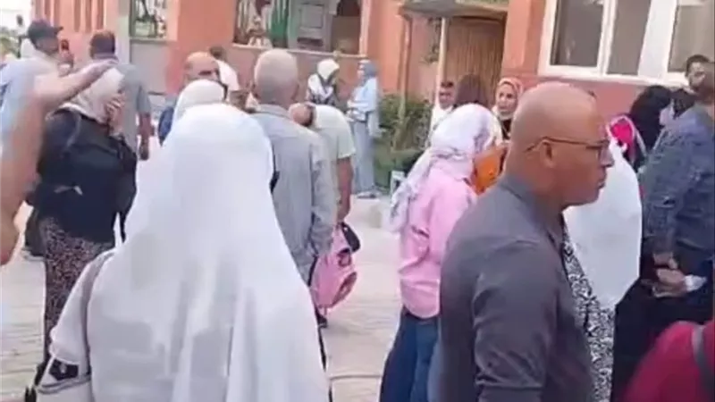 بسبب نقل التلاميذ.. وقفة لأولياء أمور مدرسة محمد كريم القومية بالإسكندرية