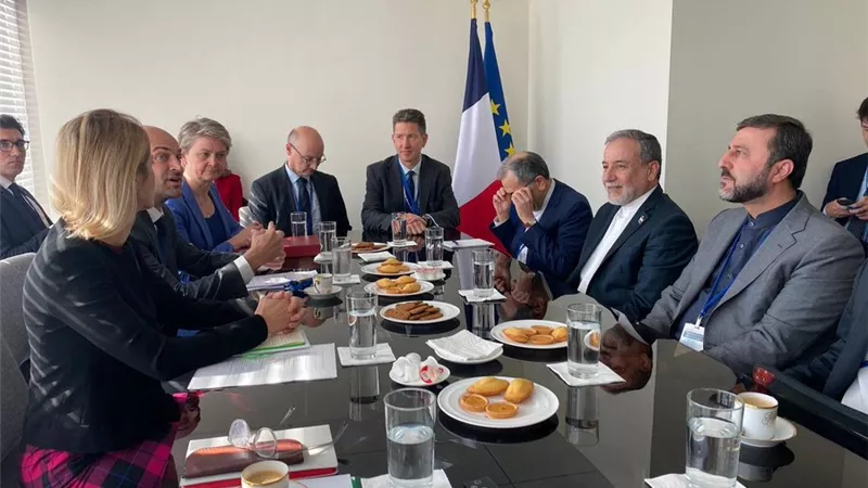 اجتماع وزير الخارجية الإيراني مع وزراء خارجية بريطانيا وألمانيا وفرنسا