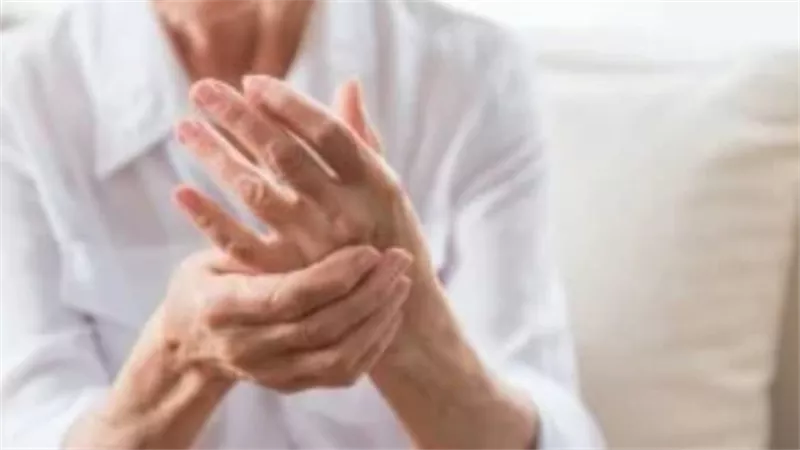 التهاب المفاصل الروماتويدي.. علامات غير متوقعة تنذر بالإصابة